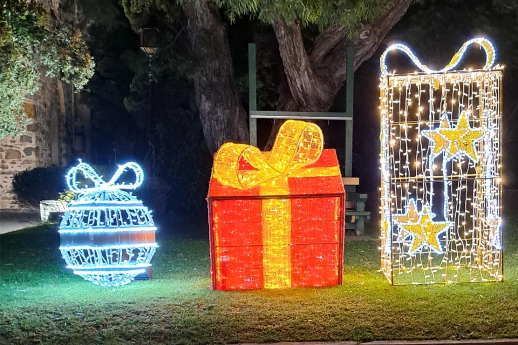 Small Christmas Features, Christmas Installations