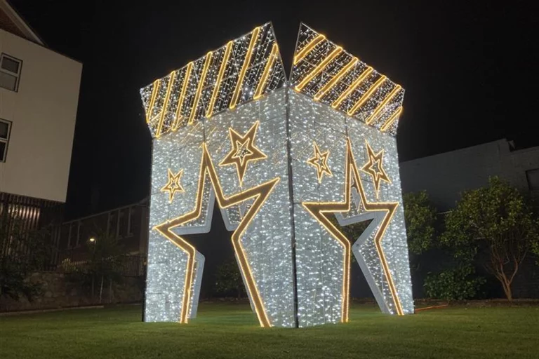 Large Outdoor Christmas Installation, Christmas Walk Through Present, Christmas Present Display, Commercial Christmas Displays